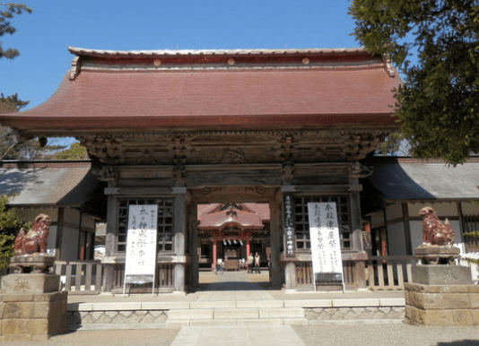 大洗磯崎神社の門-min